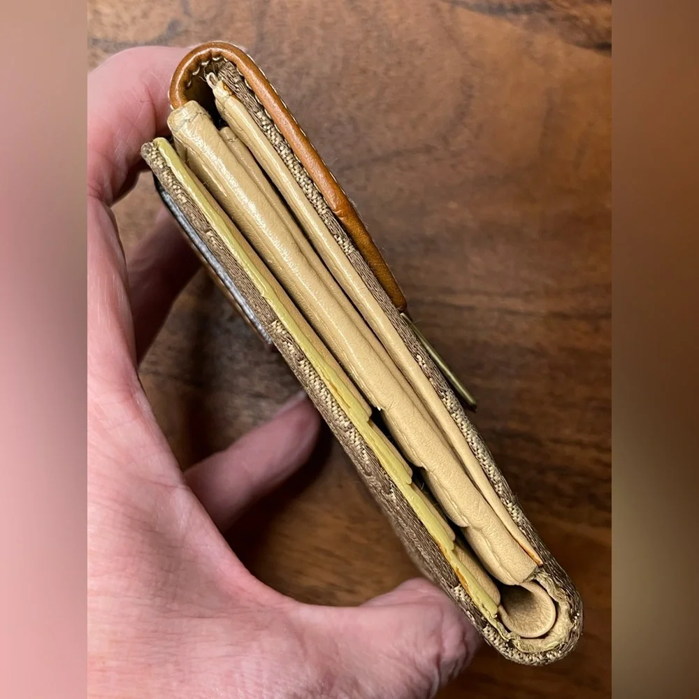 Dior authentic compact